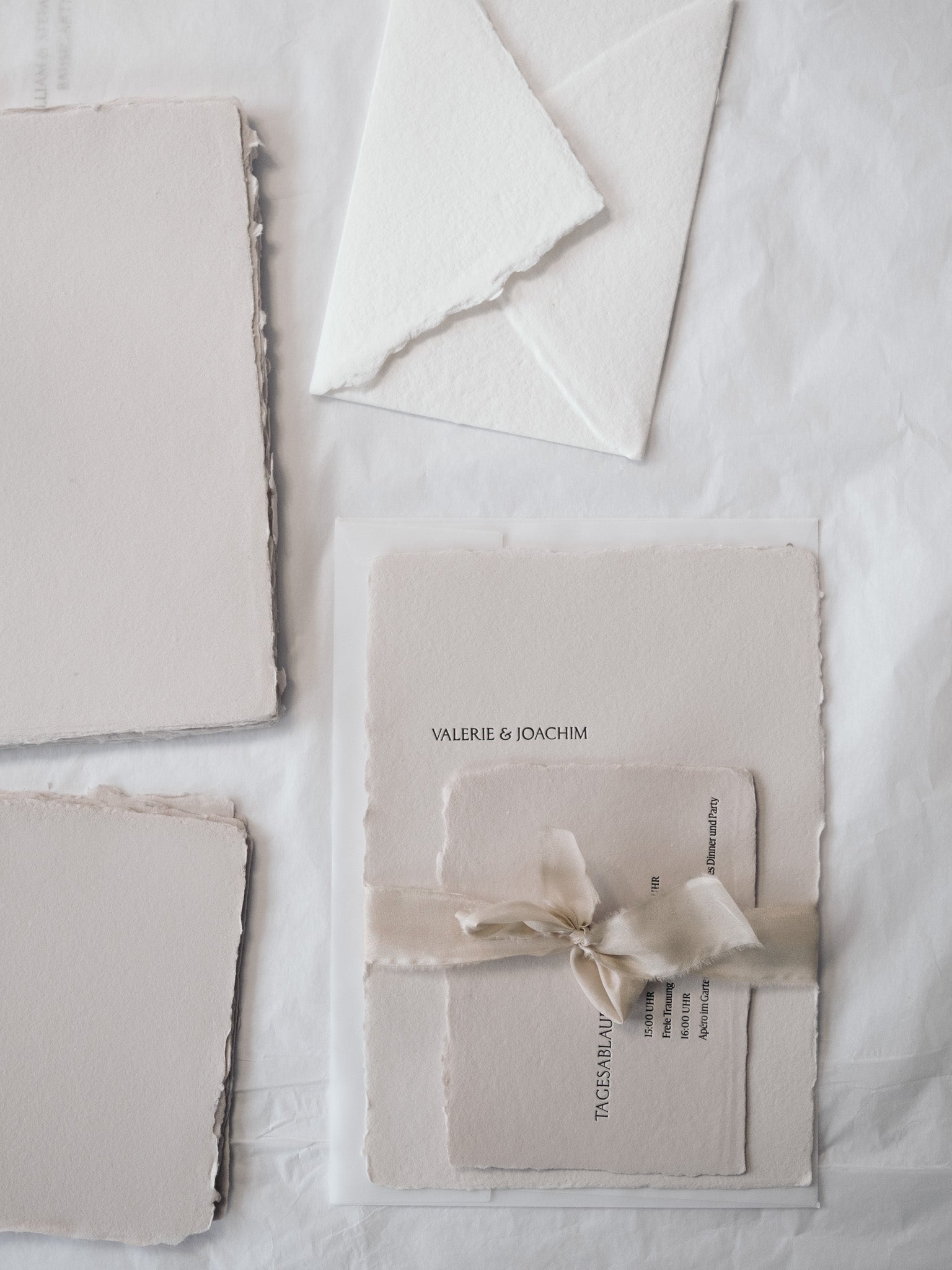 Hochzeitseinladung und Einlegekarte No.04 Artisan, Farbe Wheat mit Seidenband