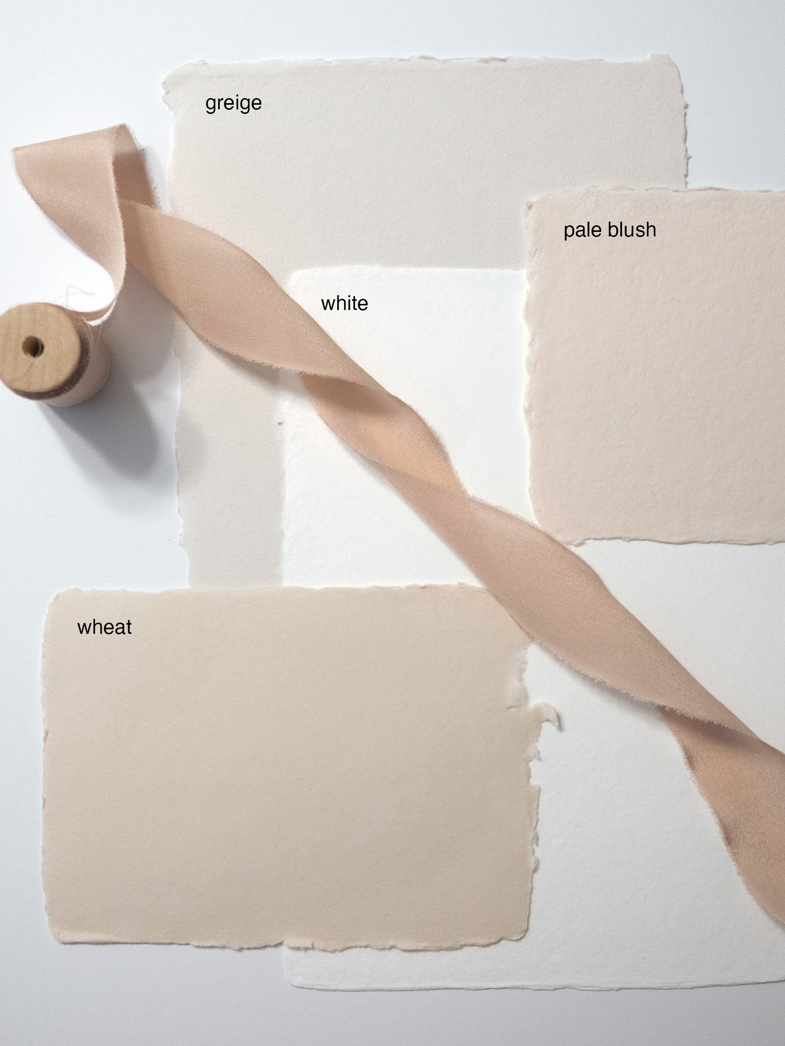 Letter-Werk Atelier verschiedene Papierfarben mit Namen und Seideband