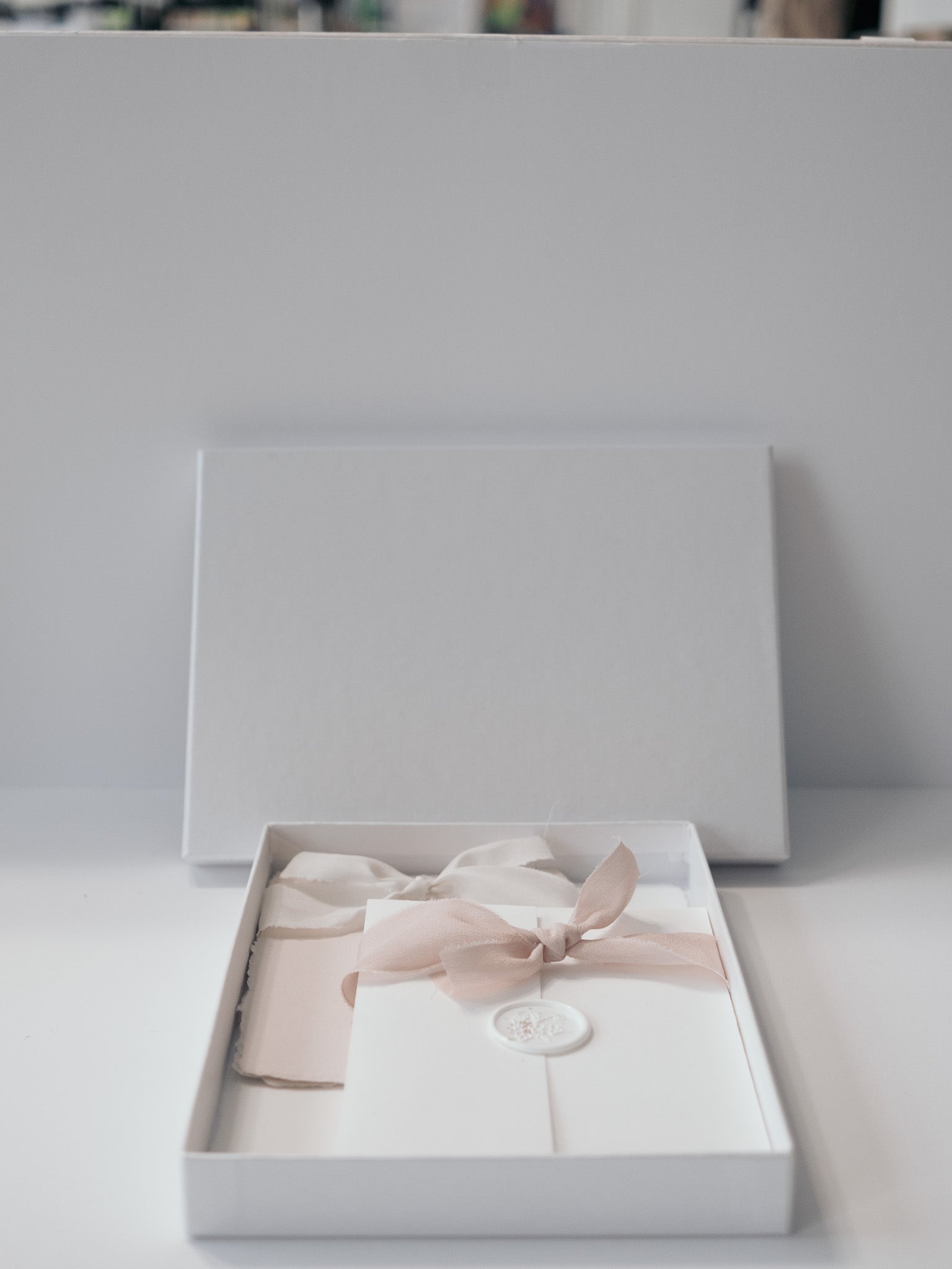 Sample Box mit Hochzeitspapeterie, verschiedenen Farben und Größen von Papier, Umschlägen und Seidenband